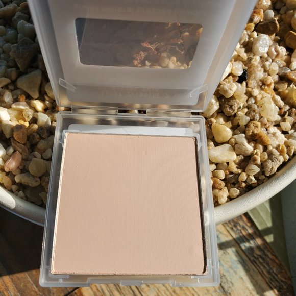 Ivory 2 - Mary Kay Sheer Mineral Pressed Powder - Picture 2 of 3